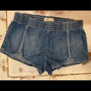 Hollister new stretch waist band jean short size large.